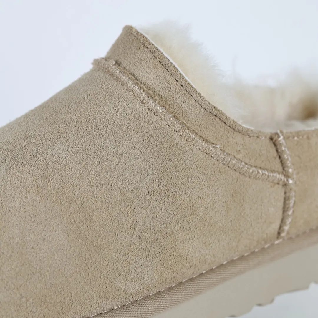 Pick up locally 💰520 Core recommendation Good price Independently developed original outsole, cashmere insole, keeping warm in winter, suitable for home use. In recent years, uug has launched a style series, which is partially skewed towards the preferences of young consumers, and has also been at the forefront of fashion trends. Shoe body material, water-repellent coated suede upper, 17mm UGGPURE™ implanted wool insole, lightweight non-slip and comfortable rubber outsole, with brand LOGO, complete packaging, size: 35 36 37 38 39 40